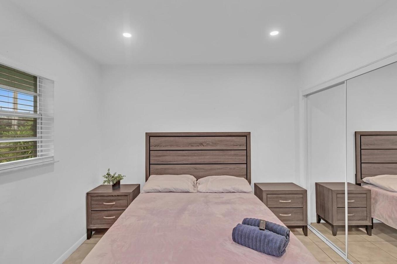 2 Bedroom House Minutes From And Casino Db1 * Dania Beach